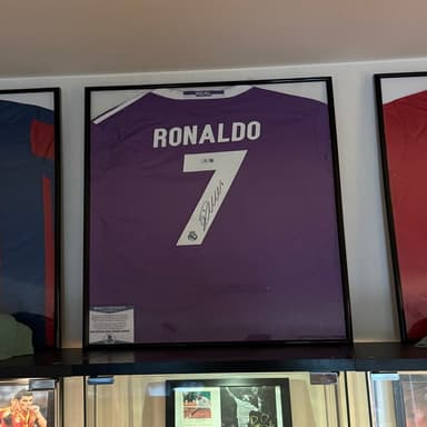 En äkta Cristiano Ronaldo Autograf (signerad Real Madrid tröja)+bevis